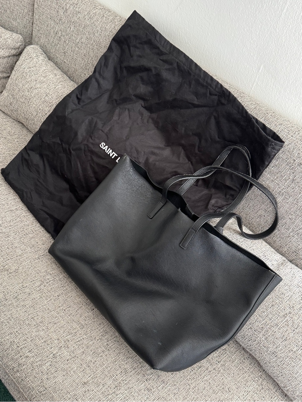 Saint Laurent Shopping Tote Bag in Black Leather - Picture 13 of 16